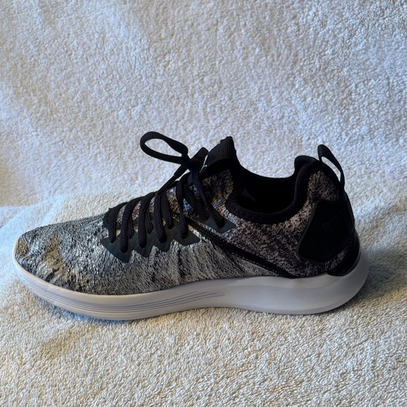 Puma Women's Black and Gray Athletic Shoes - Picture 6 of 15